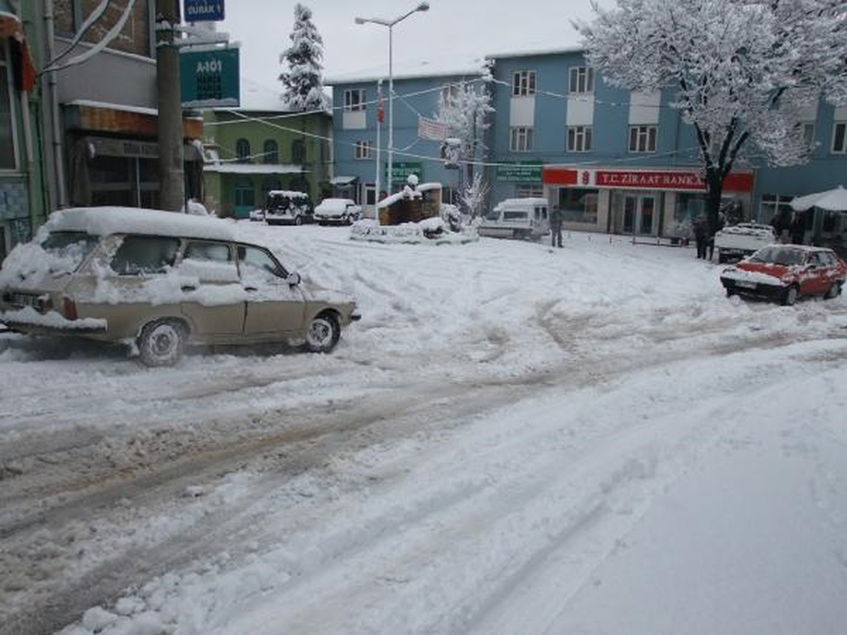 Bursa\'da 80 Köy Yolu Kardan Kapandı, 3 İlçede Okullar Tatil Edildi