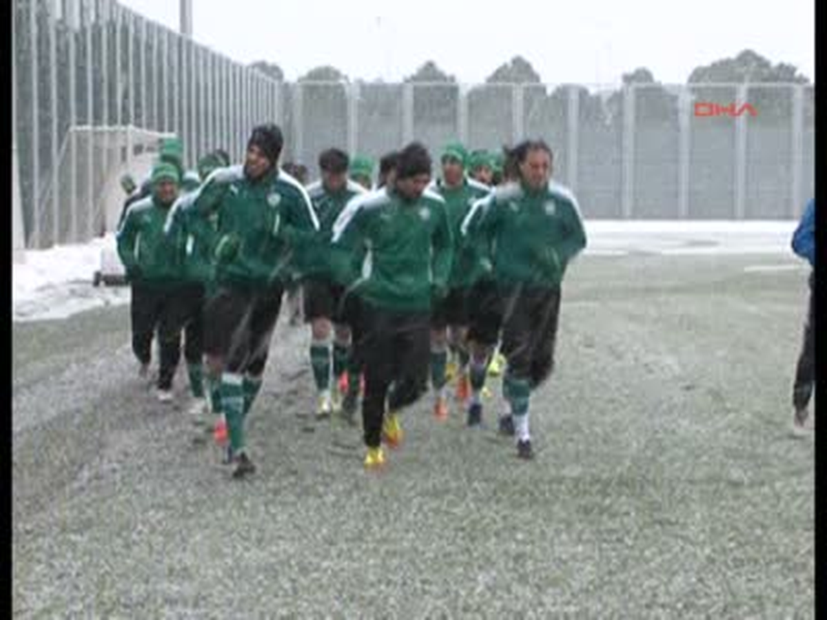 Bursaspor\'da Kar Yağışı Altında Neşeli Antrenman
