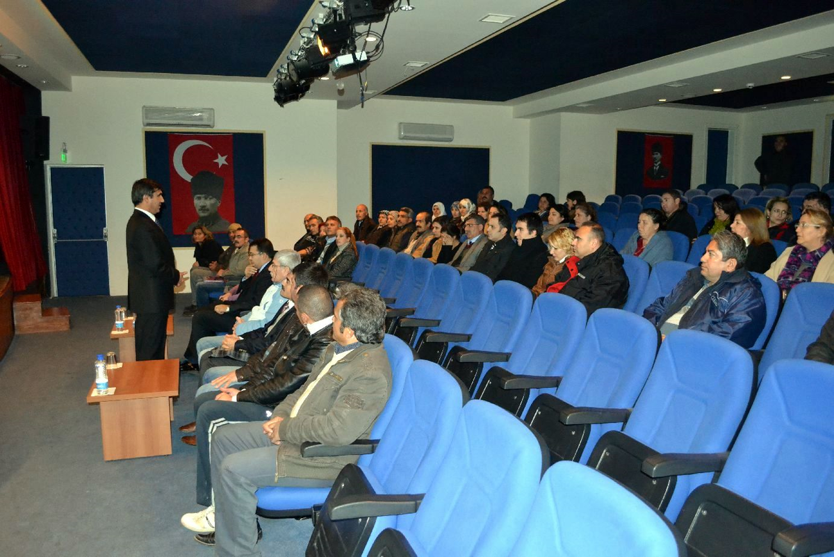 Datça\'da \'İdeal Nesil Yetiştirmede Anne Baba Rolü\' Konferansı
