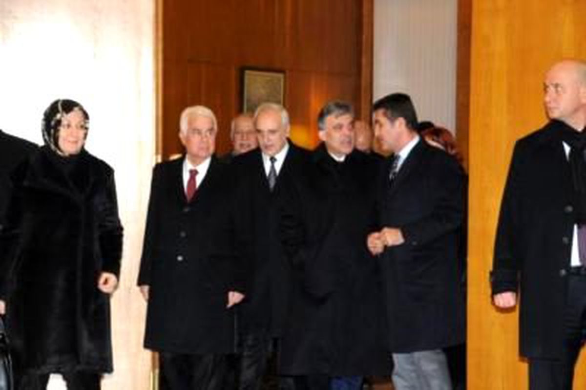 Derviş Eroğlu ve Abdullah Gül Havalimanında Görüştü