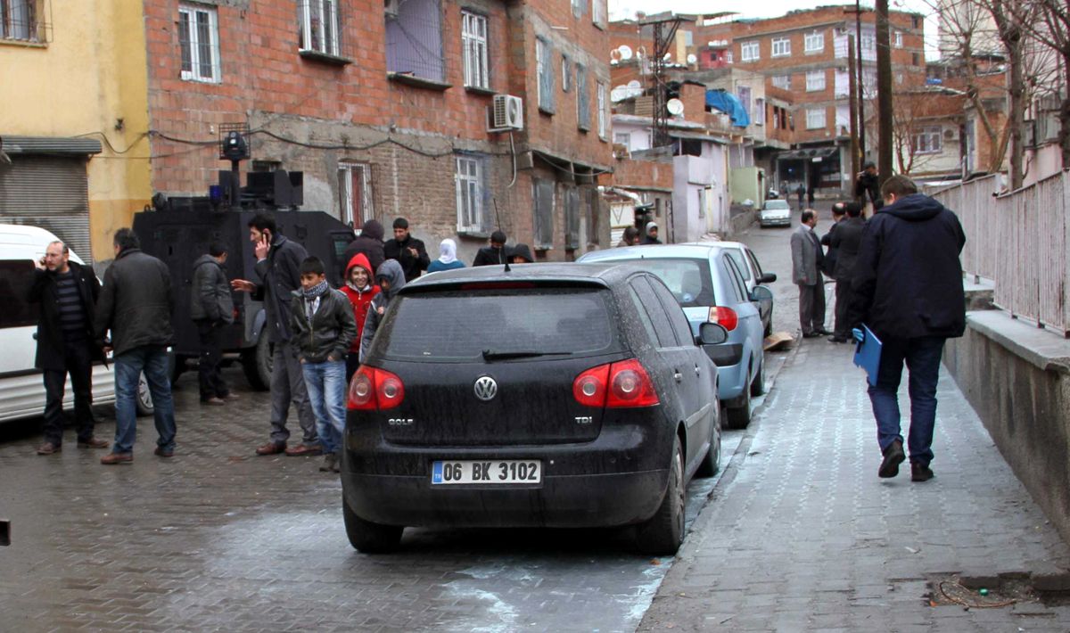 Diyarbakır\'da Okul Önündeki 3 Araç Kundaklandı