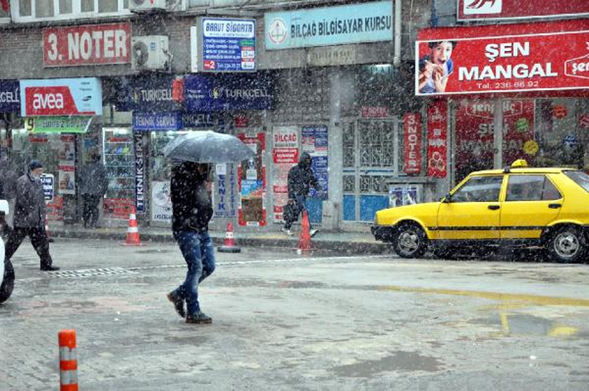 Elazığ\'da Yol Açma Çalışmalarına Yoğun Kar Yağışı Engeli