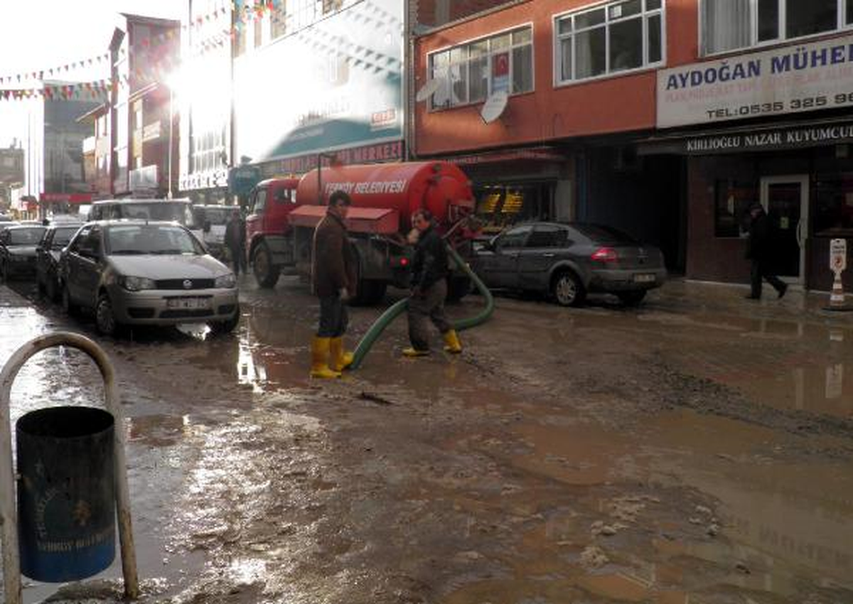 Eriyen Kar Suları Vidanjörle Çekiliyor