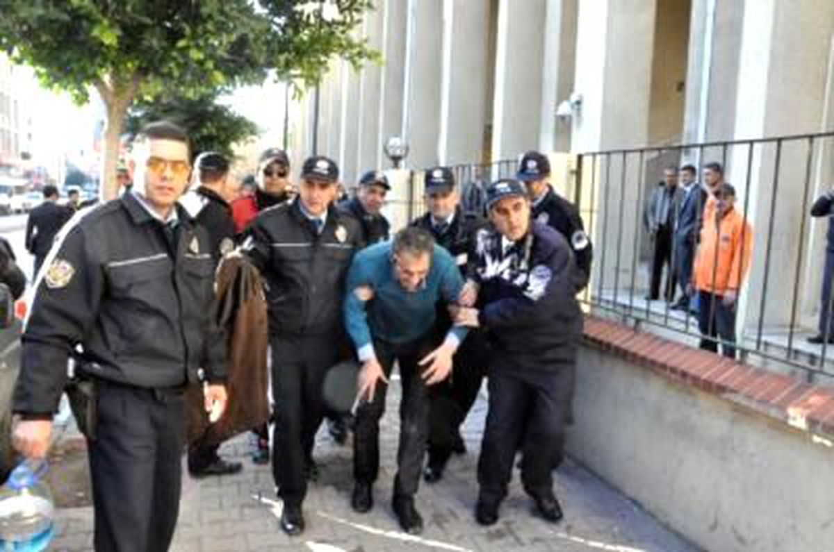 Eşi Gözaltına Alınınca Kendini Yakmak İstedi