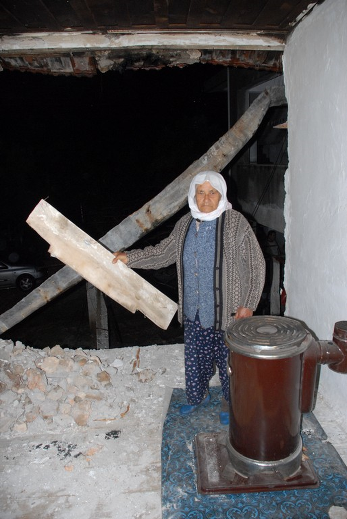 Eski Ev Fırtına ve Rüzgara Dayanamadı