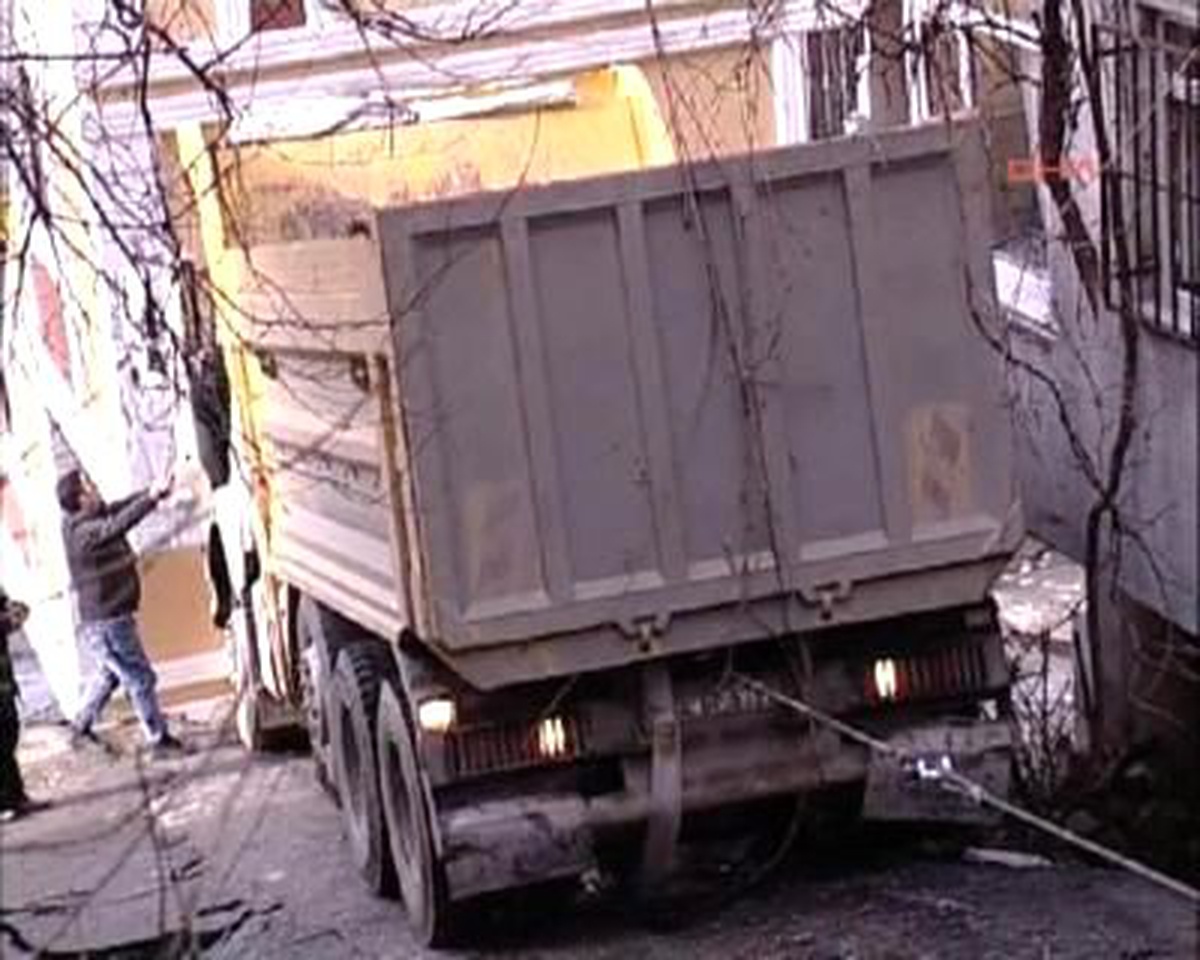 Hafriyat Kamyonu Eve Çaprarak Durabildi