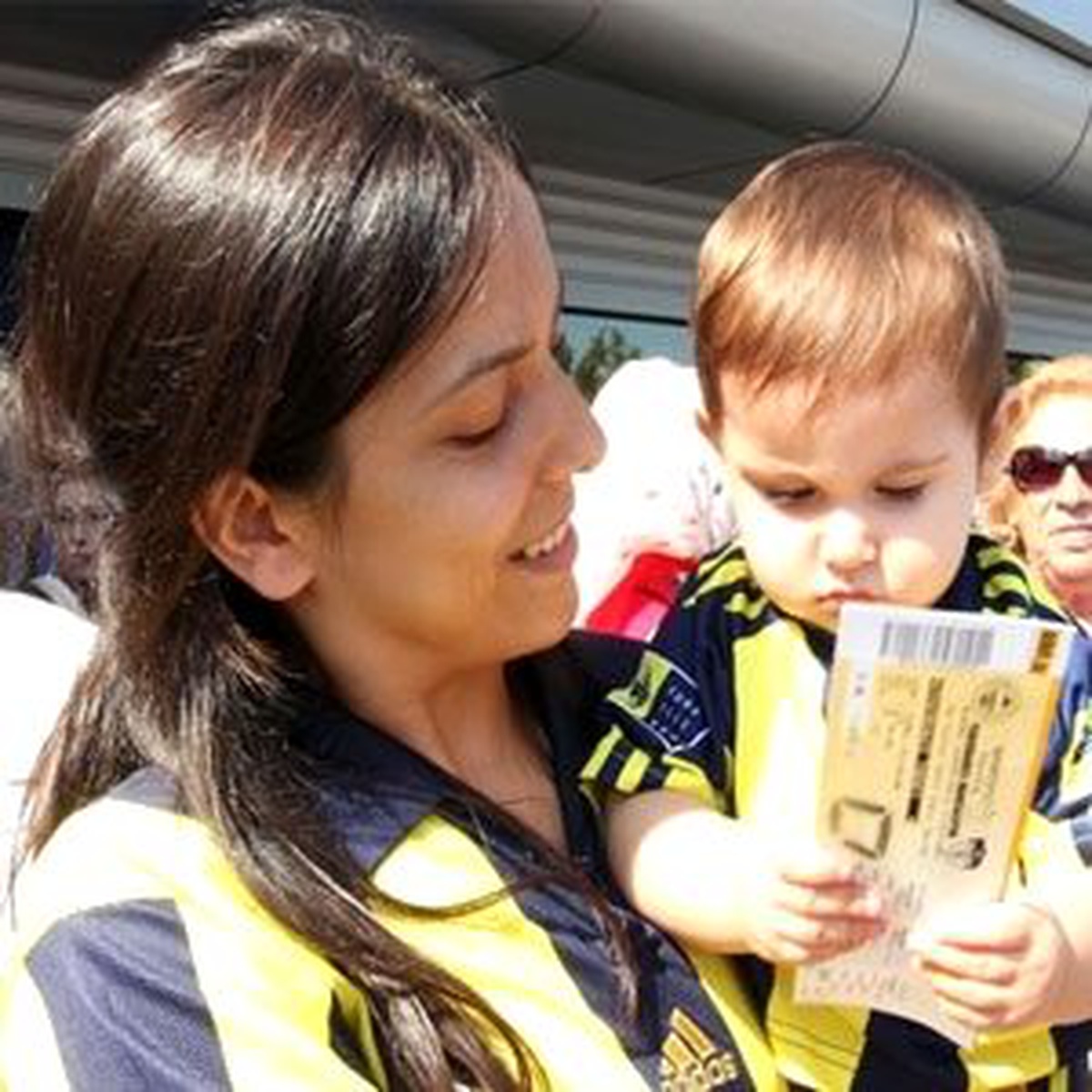 Kadıköy\'de Tribünler Kadın ve Çocukların