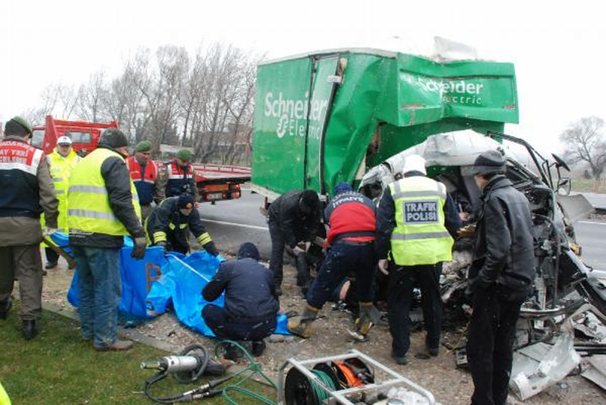 Kamyonet Park Halindeki Tır\'a Çarptı: 2 Ölü, 1 Yaralı