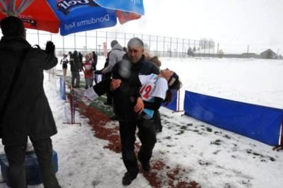 Kar Altında Yapılan Kros Yarışı Sporcuları Bayılttı