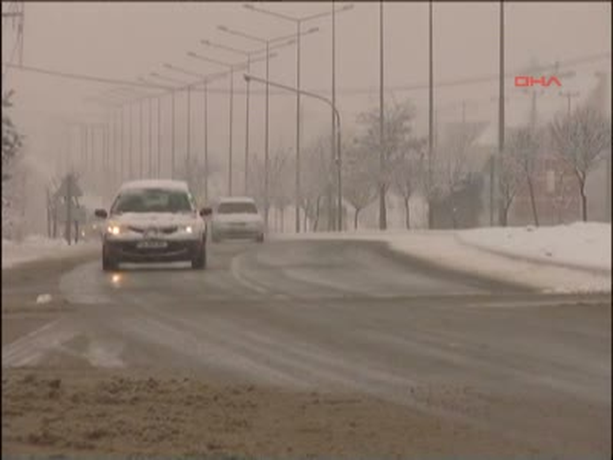 Kar, Bolu Dağı\'nda Ulaşımı Yavaşlattı 100 Karayolu Geçişlerinde Kar Yağışı Etkili Olurken,...