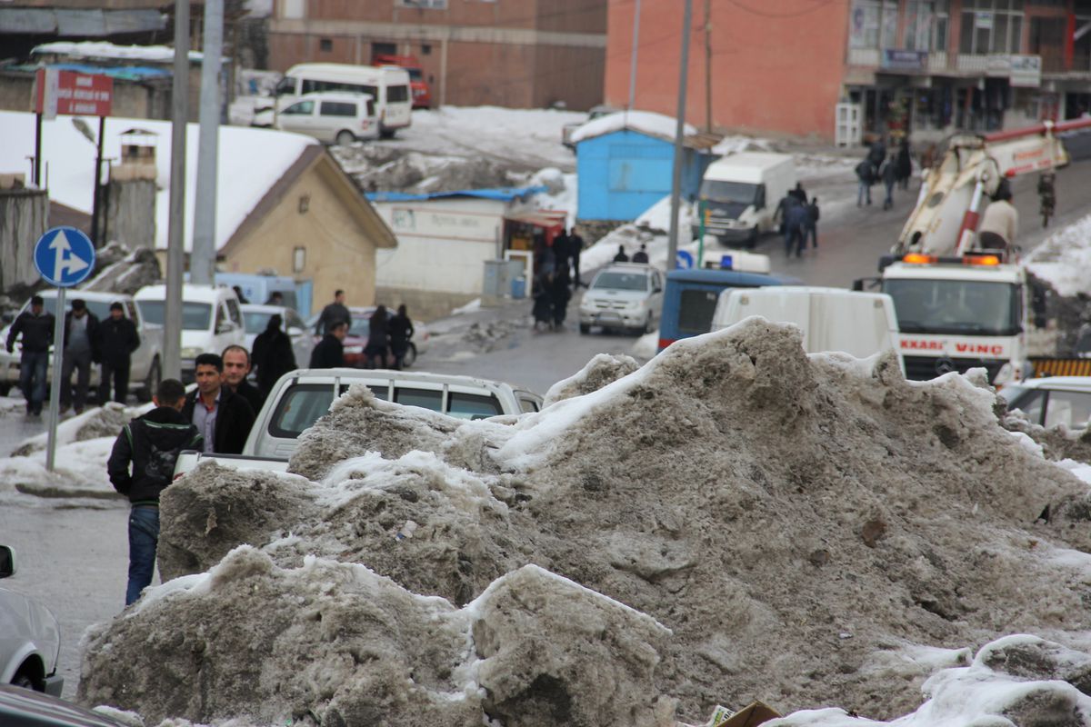 Karla Kaplı Kaldırımlar Temizlenmeyi Bekliyor