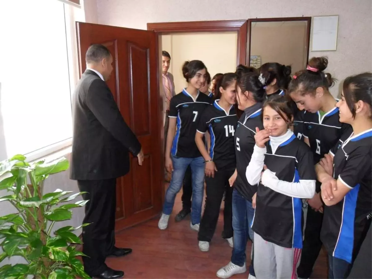 Kız Futbol Takımından İlçe Milli Eğitim Müdürü\'ne Ziyaret