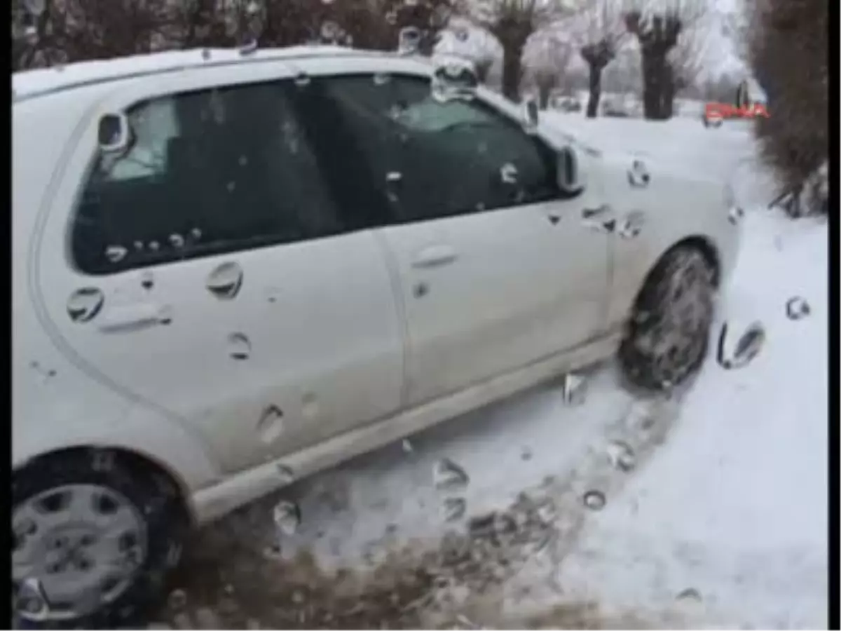 Mahsur Kalan İki Hasta İş Makinalarının Yolu Açmasından Sonra Hastaneye Ulaştırıldı