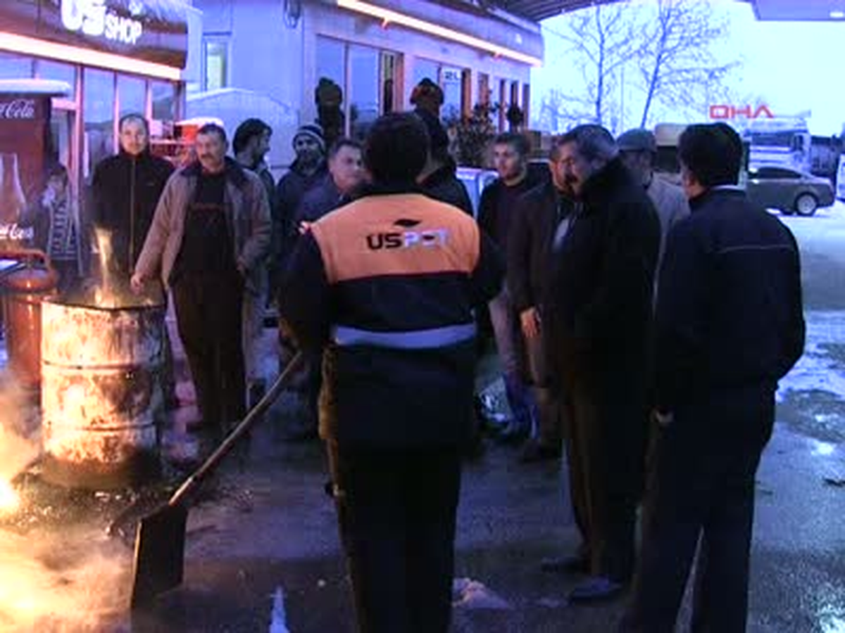 Mahsur Kalanlara İnegöl Köfte Dağıtıldı