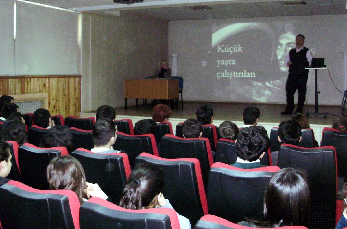 Öğrencilere İnsan Hakları Öğretiliyor