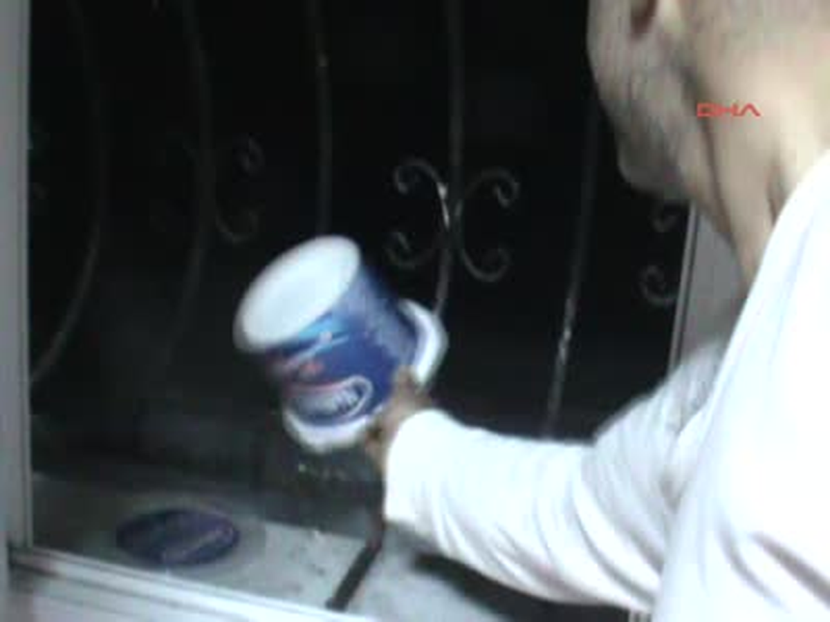 Ormanda Aç Kalıp, Evinin Önüne Gelen Tilkyi Pencereden Attığı Yem ile Doyurdu