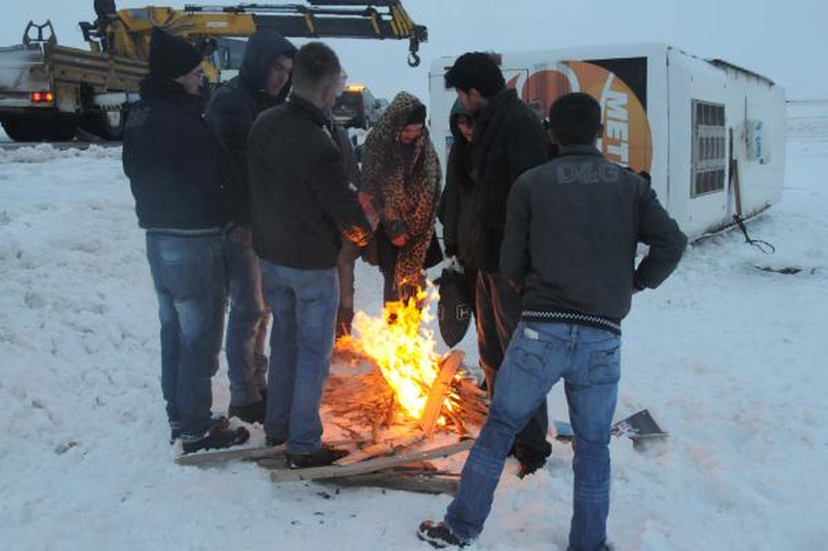 Otobüs Devrildi, Üşüyen Yolcular Ateş Yakıp Isındı