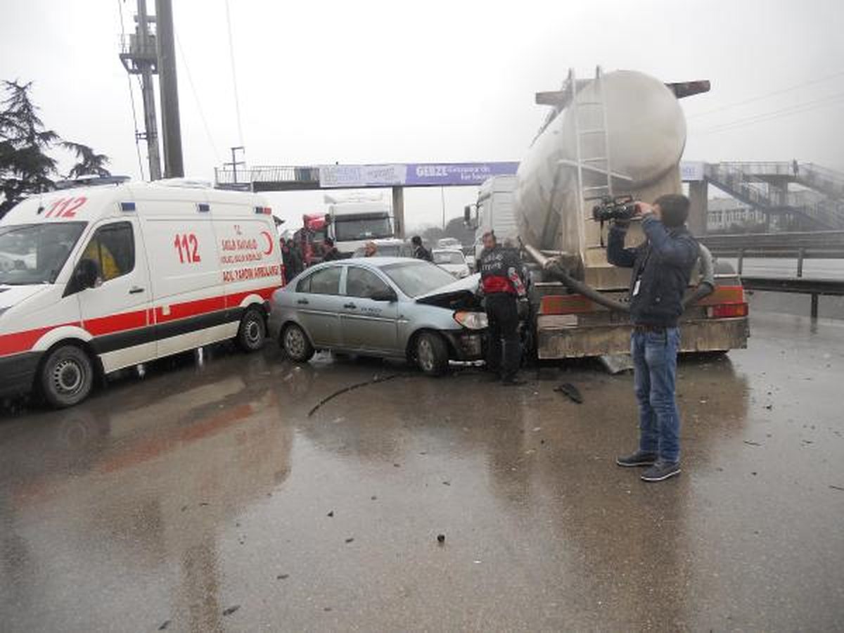 Otomobil Tankerin Altına Girdi: 4 Yaralı