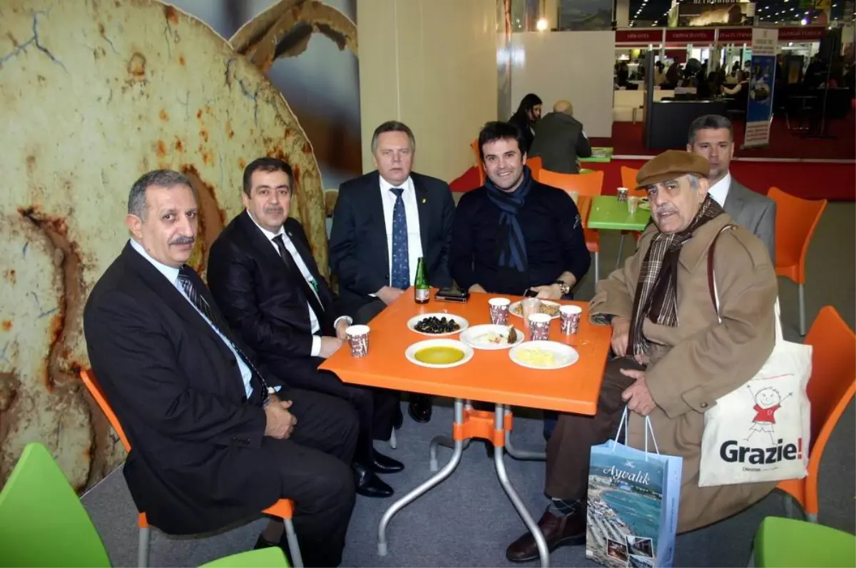 Özkan ve Aydınlıoğlu Ayvalık Standını Beğendi