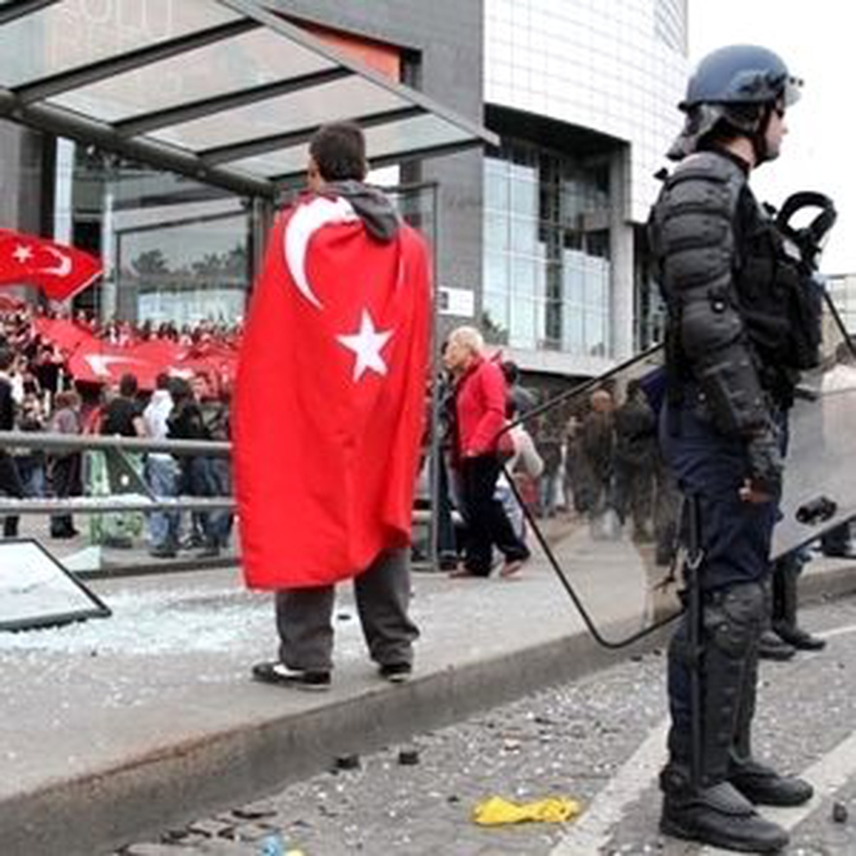 Paris Büyükelçiliği Türkleri Soğukkanlı Davranmaya Çağırdı