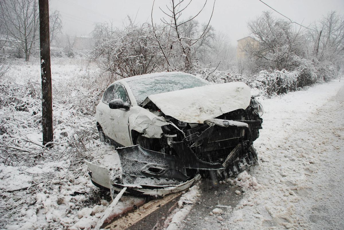 Sakarya\'da Kar Yağışı Kazaya Neden Oldu: 3 Yaralı