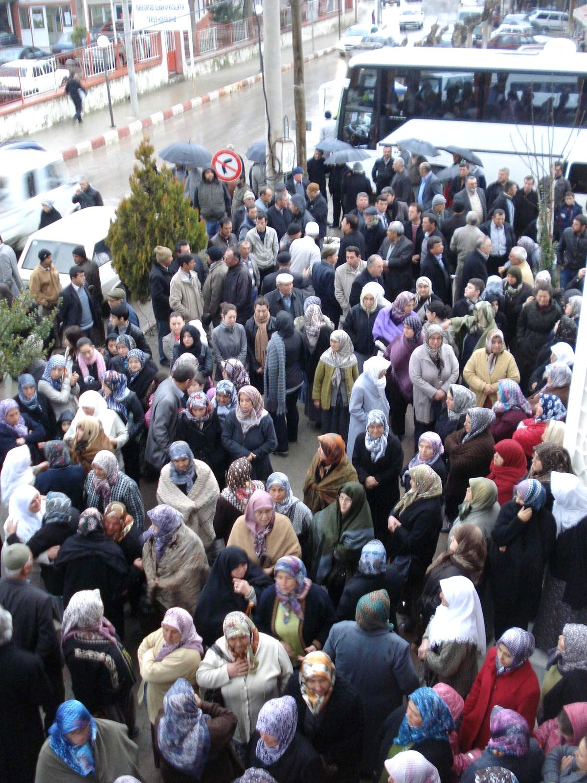 Sarıgöl\'den Umreye Dualarla Uğurlandılar