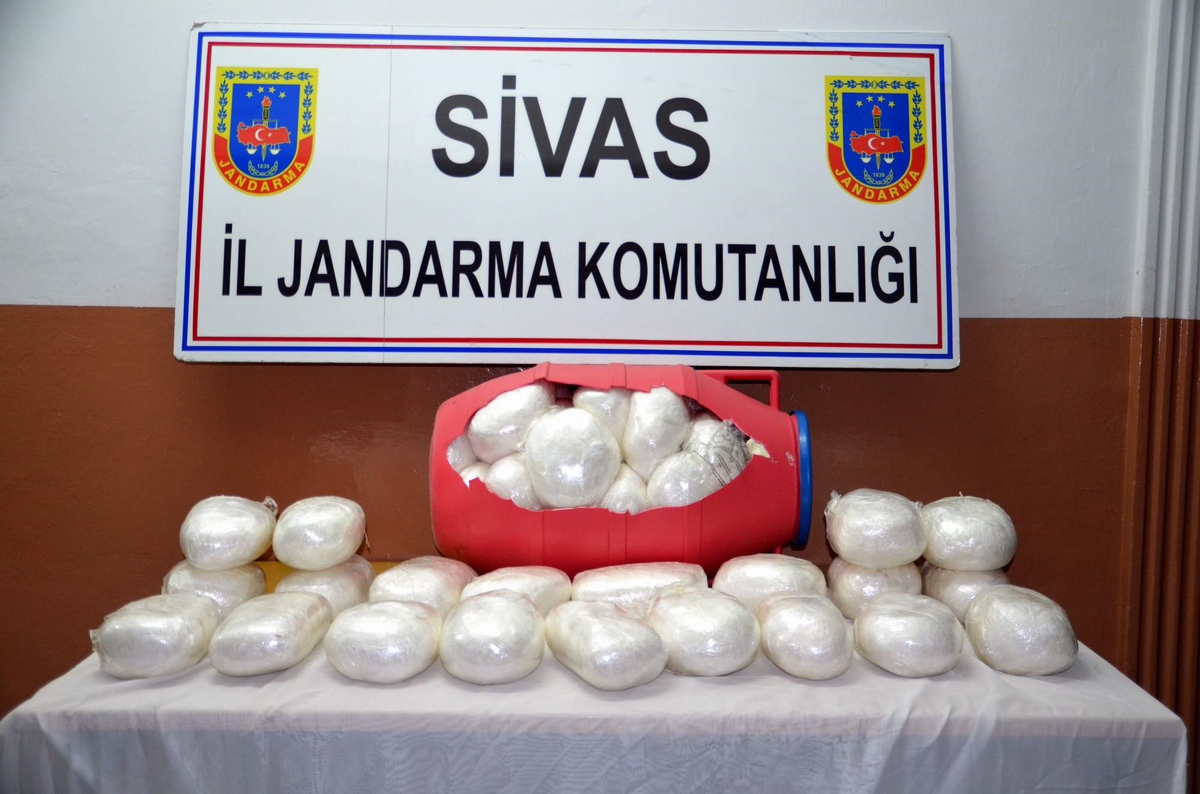 Sivas\'ta 5 Milyon Dolar Değerinde 50 Kilo Metamfetamin Ele Geçirildi