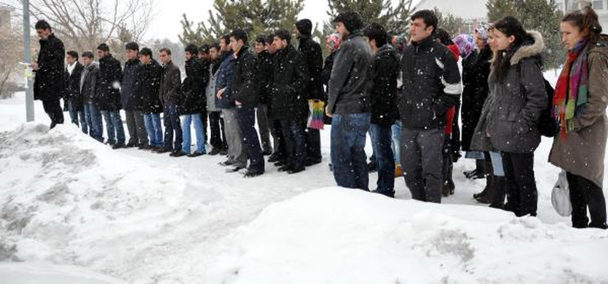 Üniversitelilerden \'Halk Otobüsü\' Protestosu