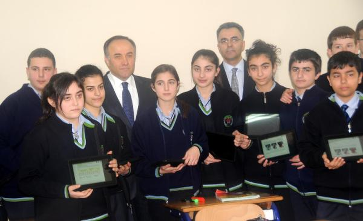 Valiyi Görünce Heyecanlanan Öğretmen, Akıllı Tahtayı Birbirine Karıştırdı