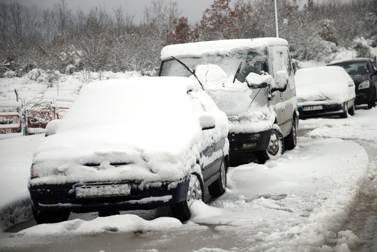 Yalova\'da Kar ve Fırtına Hayatı Felç Etti