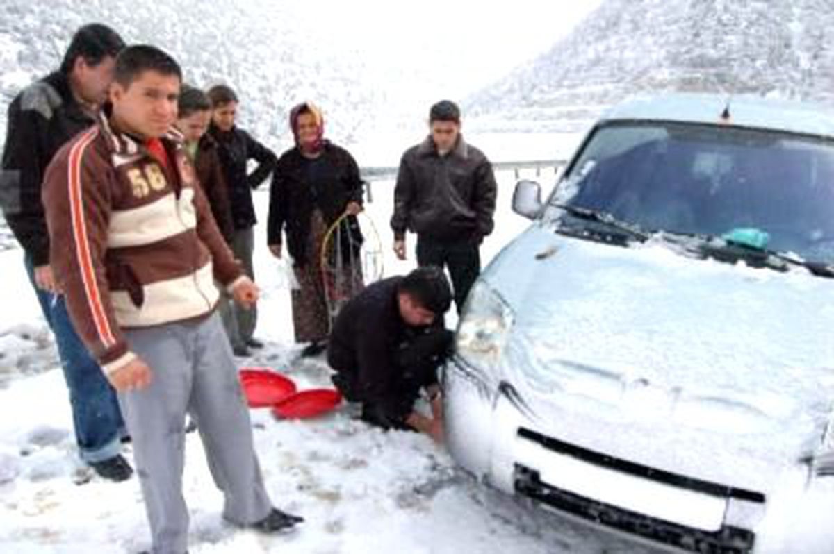 Yoğun Kar Nedeniyle Ambulans Mahsur Kaldı, Karayolları Ulaşıma Kapandı (2)