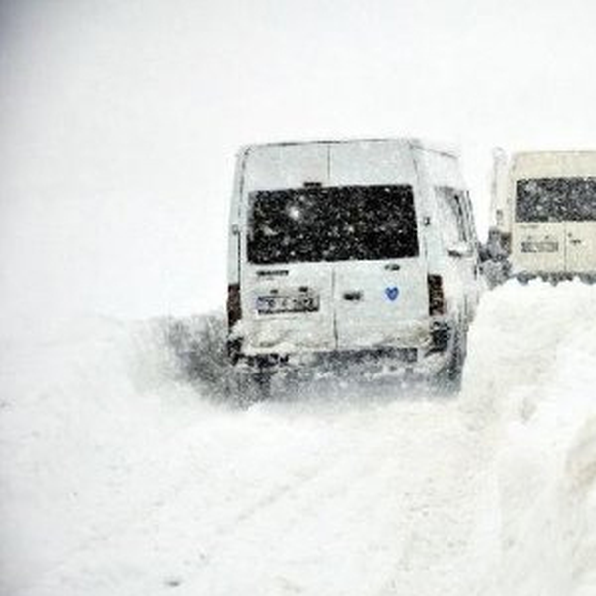 Yolcu Minibüsü Karda Mahsur Kaldı (2)