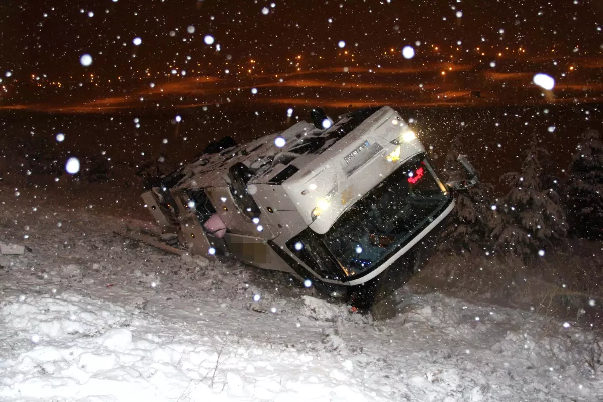 Yolcu Otobüsü Şarampole Yuvarlandı: 1 Ölü, 34 Yaralı