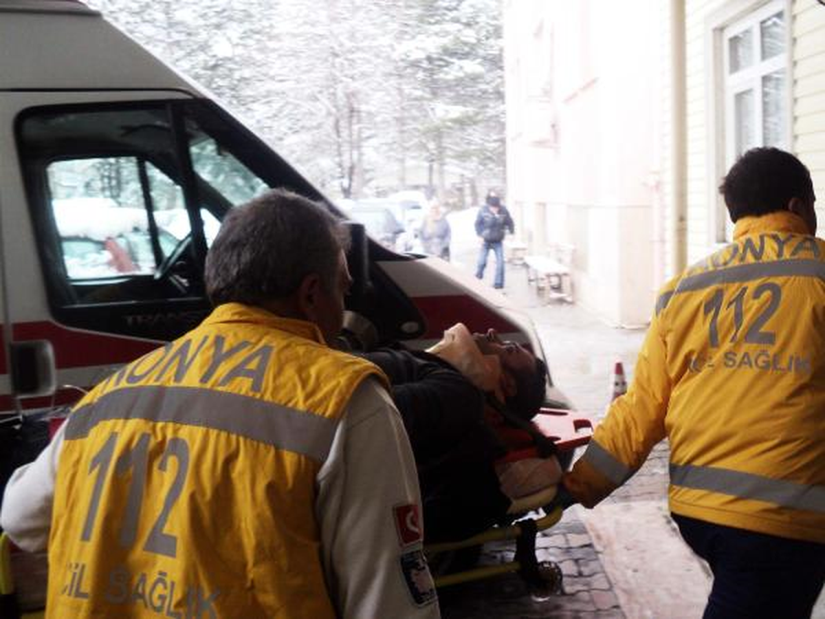 Yoldaki Çukurdan Kaçmak İsterken Kaza Yaptı: 2 Yaralı