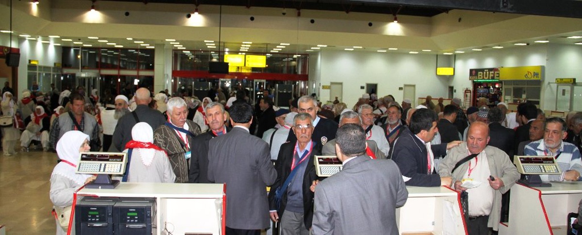 Adana'da İlk Umre Kafilesi Dualarla Uğurlandı