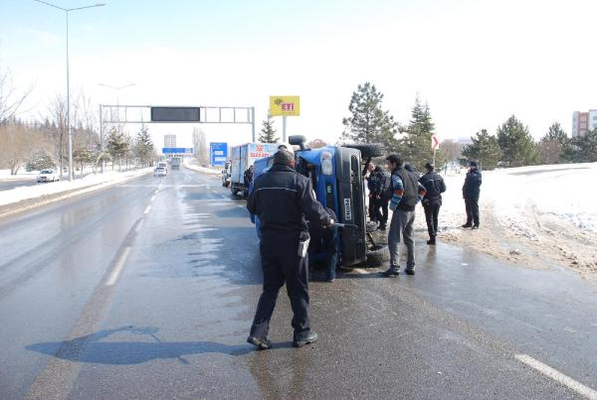 Askeri Minibüs Buzlanma Nedeniyle Devrildi: 2 Er Yaralı