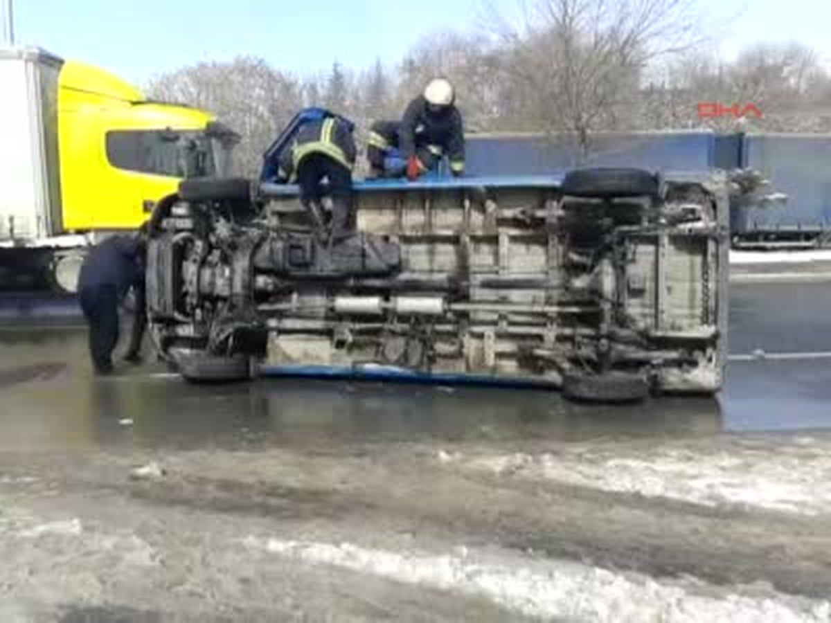 Askeri Minibüs Devrildi, 2 Er Yaralandı