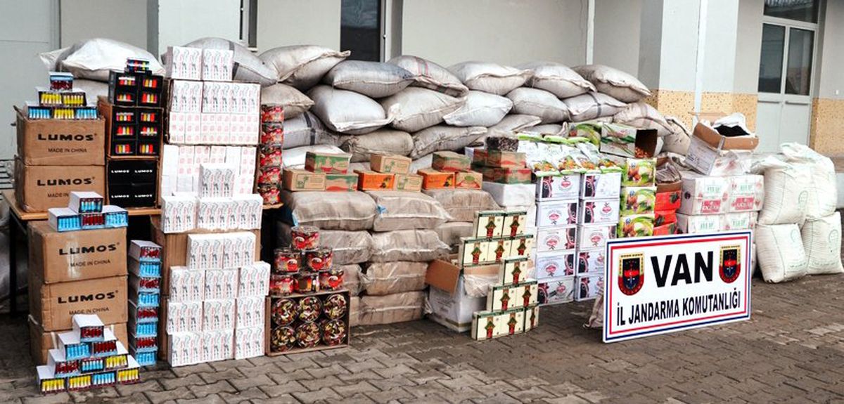 Başkale\'de Çok Sayıda Kaçak Gıda ve Bakım Malzemesi Ele Geçirildi