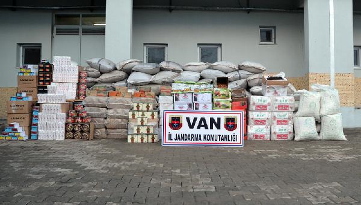 Başkale\'de Kaçak Gıda Malzemesi Ele Geçirildi