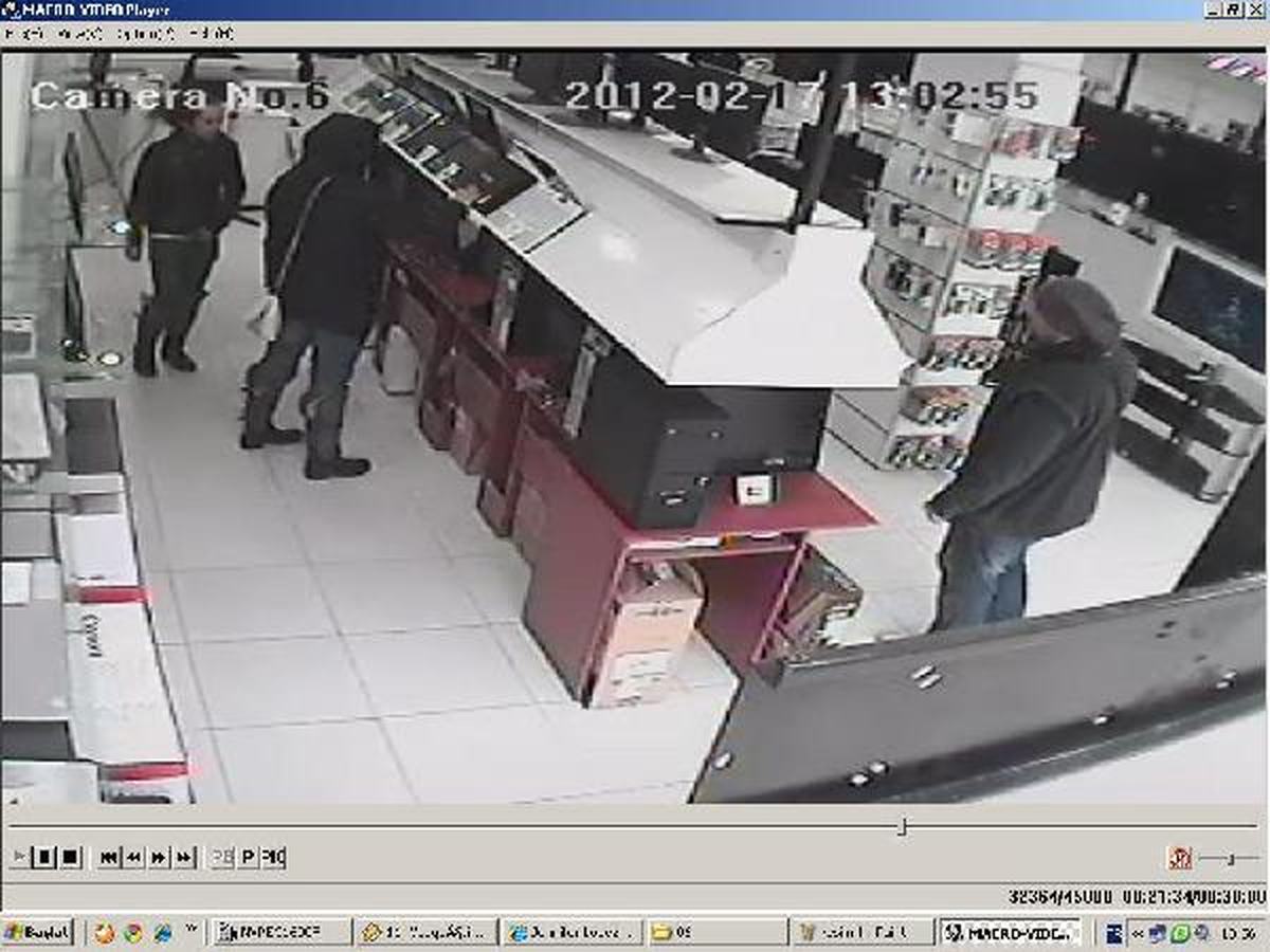 Bilgisayar Mağazasından Hırsızlık Güvenlik Kamerasına Takıldı