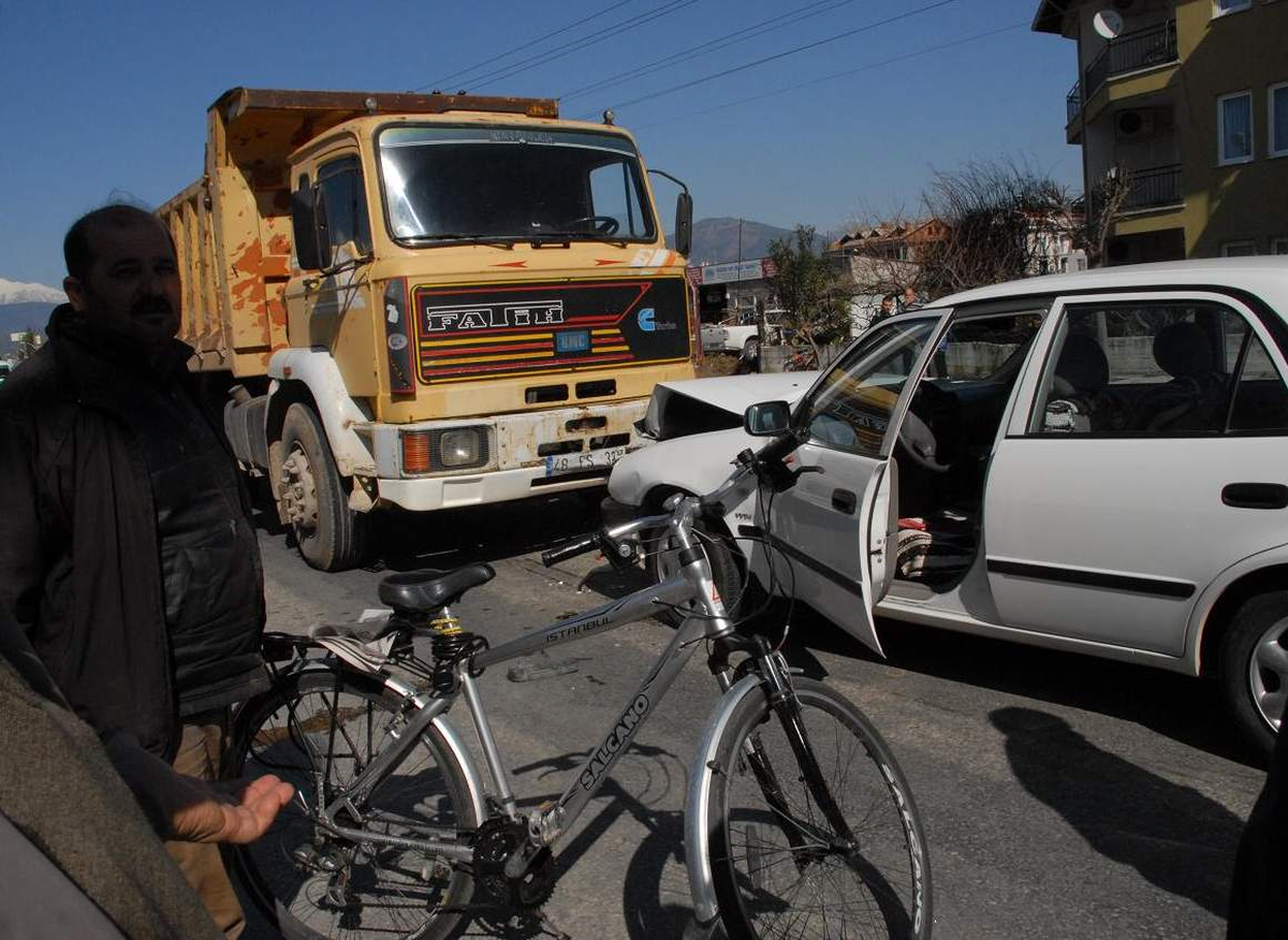 Bisikletten Kaçtı Kamyona Çarptı