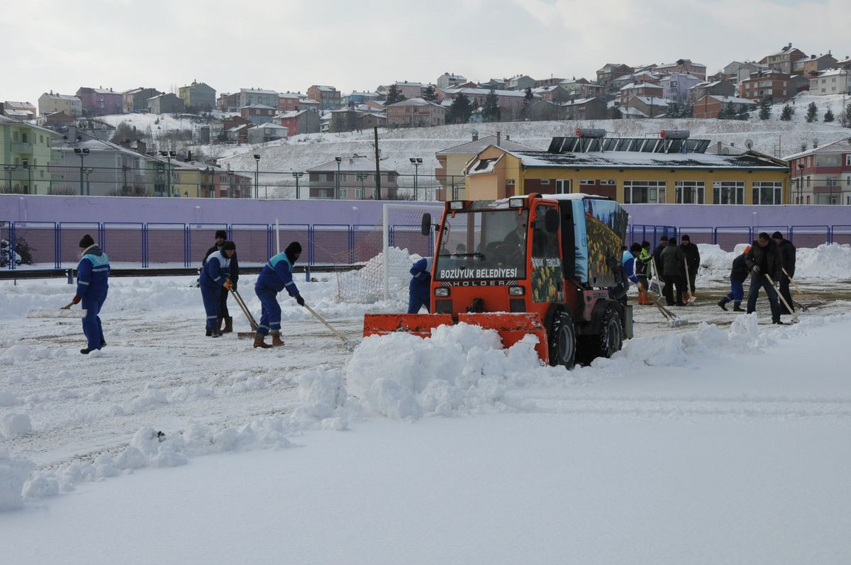 Bozüyük Stadı Kardan Temizlendi