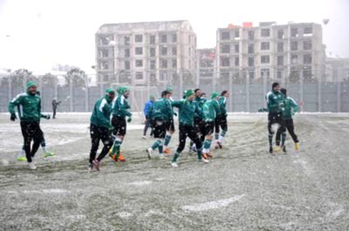 Bursasporlu Futbolculardan Basın Mensuplarına Kartopu Sürprizi