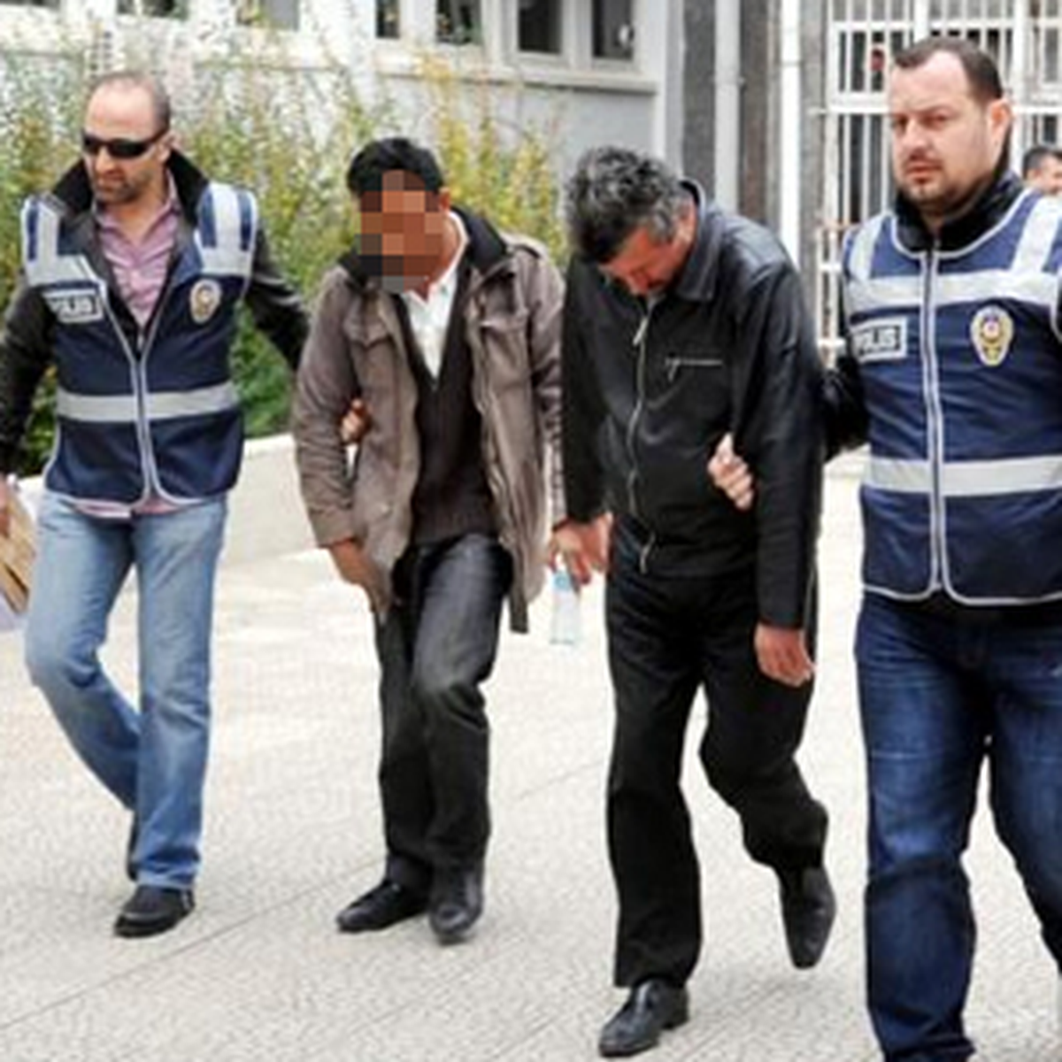 "Cinlerine Adam Dövdürtmüş"
