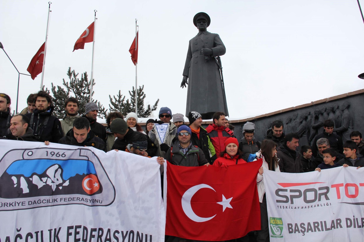 Dağcılar Erzurum\'da Kar ve Tipiye Meydan Okuyacak