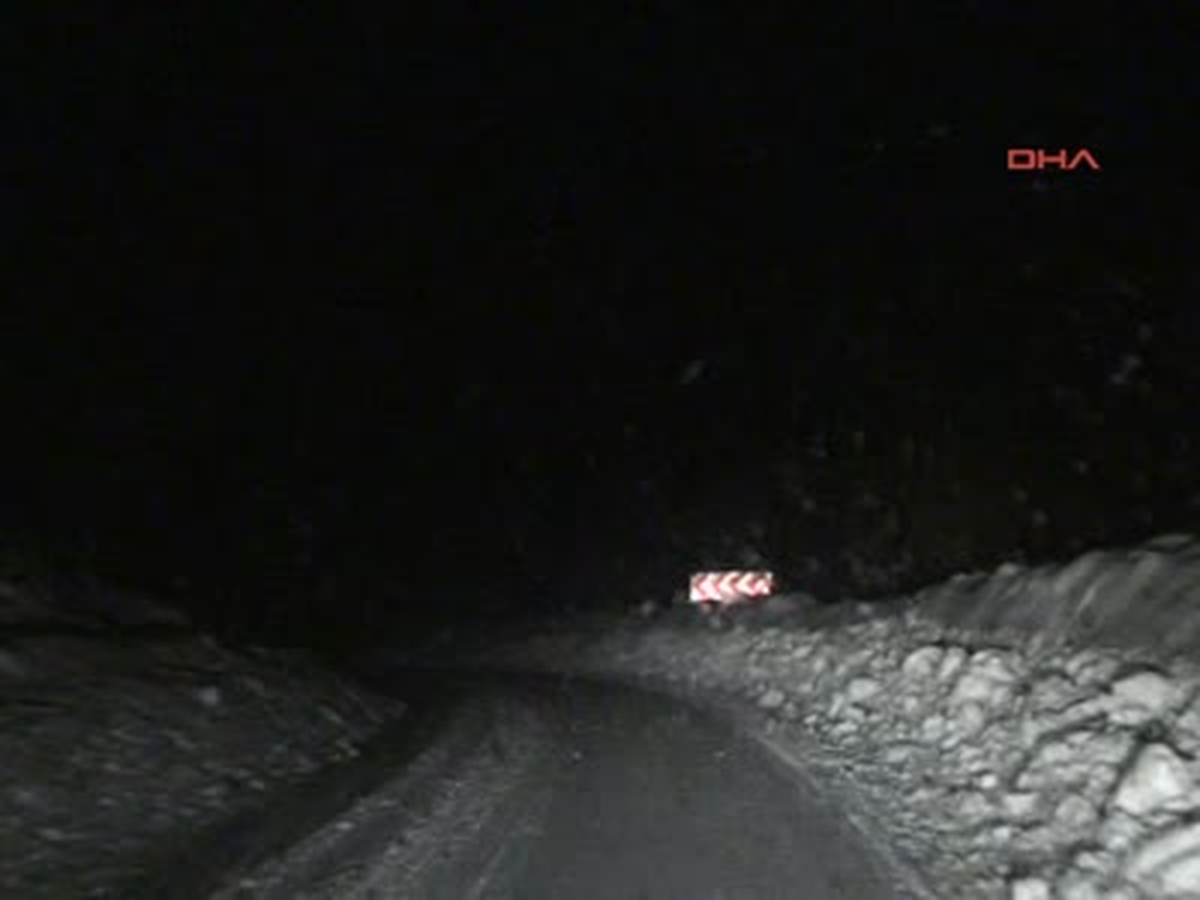 Erzincan Karayoluna Son Yılların En Büyük Çığı Düştü; Yol 20 Saat Trafiğe Kapandı