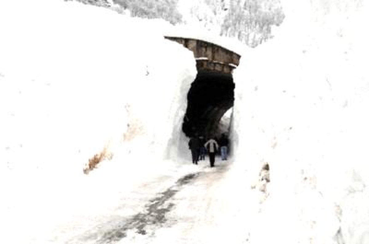 Erzincan Karayoluna Son Yılların En Büyük Çığı Düştü; Yol 20 Saat Trafiğe Kapandı