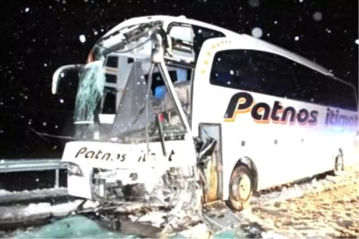 İki Otobüs Kafa Kafaya Çarpıştı: 21 Yaralı