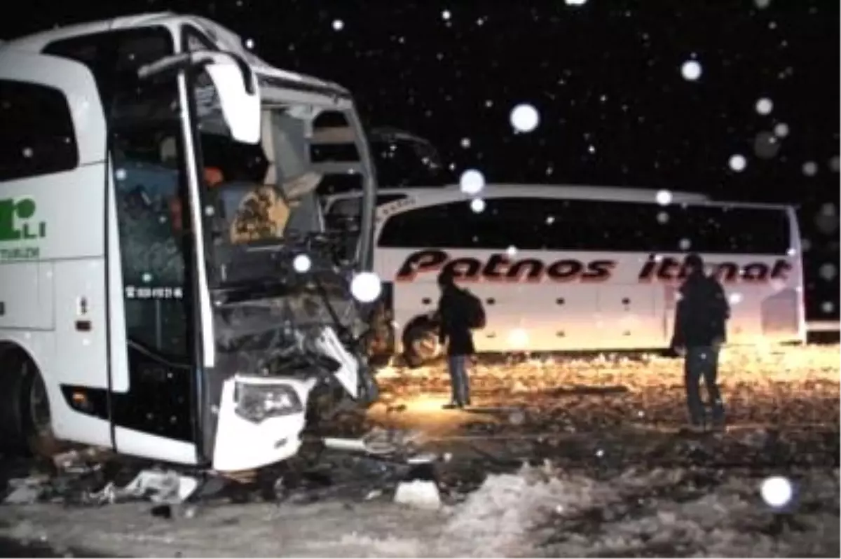 İki Otobüs Kafa Kafaya Çarpıştı