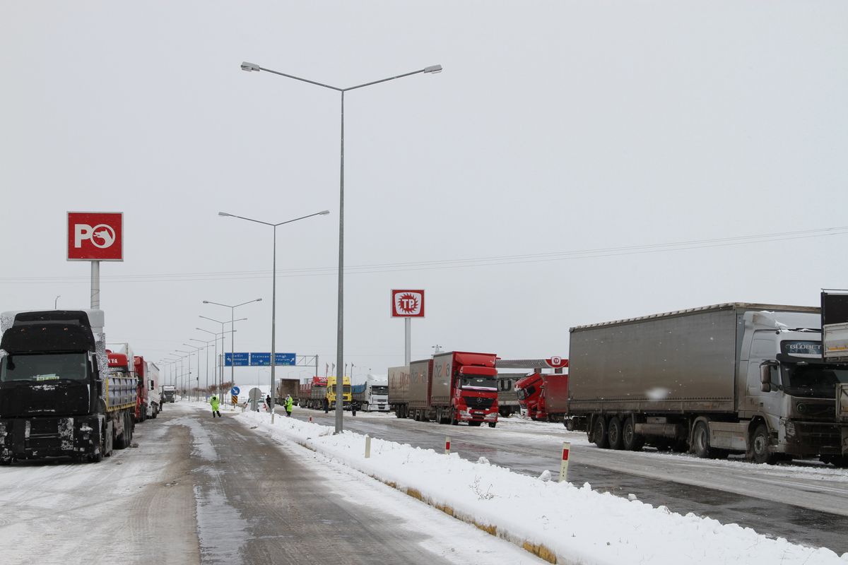 Kar Erzincan\'da Ulaşımı Vurdu